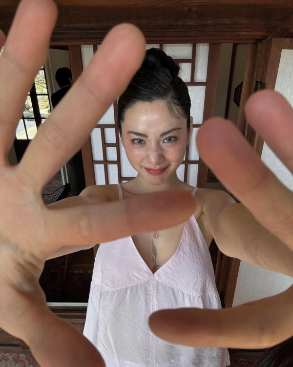 長髮髮型推薦2024｜Nana林珍娜示範6款 中分長直髮/氣質捲髮修飾圓臉