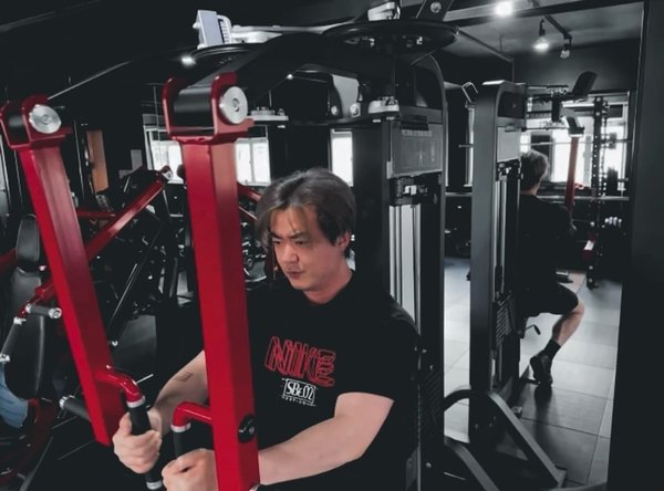 網民機場偶遇李澤楷等飛機！身旁零保鑣！手持驚喜1物勁慳錢 