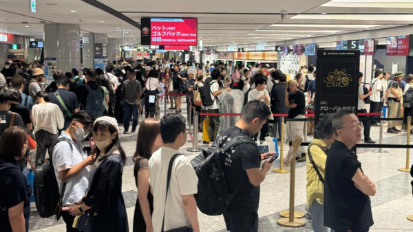 北海道機場店鋪遺失危險1物！225航班延誤/取消 旅客通宵滯留 