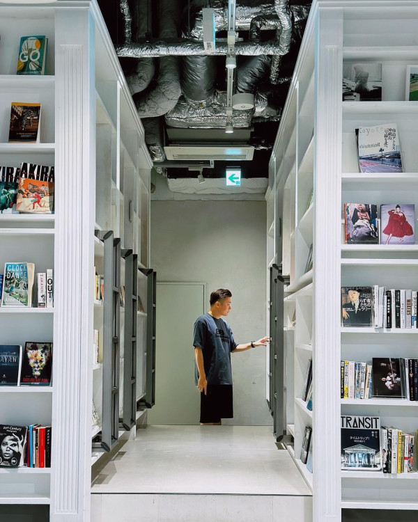 黃心妙遊大阪網紅Cafe瘋狂打卡 疑真空上陣自拍畫面震撼 