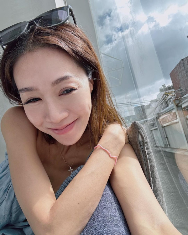 前TVB女星半裸上陣浸溫泉曬香肩 離巢大解放！罕曬出浴照僅泡泡遮胸 