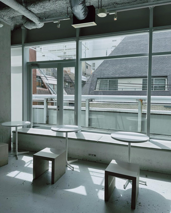 前TVB女星半裸上陣浸溫泉曬香肩 離巢大解放！罕曬出浴照僅泡泡遮胸 