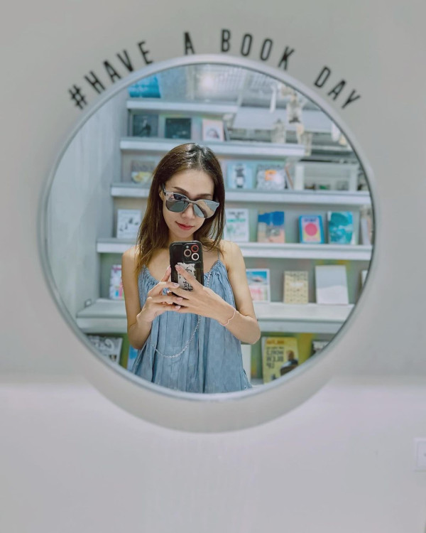 前TVB女星半裸上陣浸溫泉曬香肩 離巢大解放！罕曬出浴照僅泡泡遮胸 