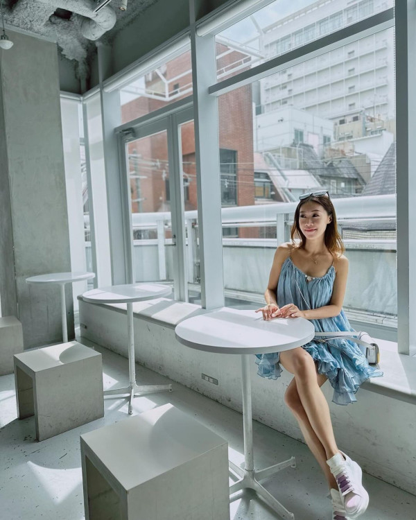 前TVB女星半裸上陣浸溫泉曬香肩 離巢大解放！罕曬出浴照僅泡泡遮胸 