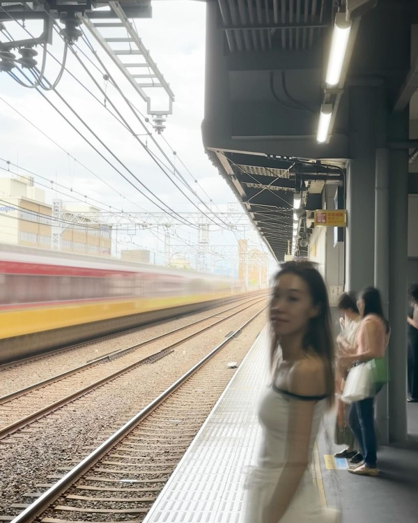 前TVB女星半裸上陣浸溫泉曬香肩 離巢大解放！罕曬出浴照僅泡泡遮胸 