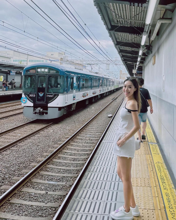 前TVB女星半裸上陣浸溫泉曬香肩 離巢大解放！罕曬出浴照僅泡泡遮胸 