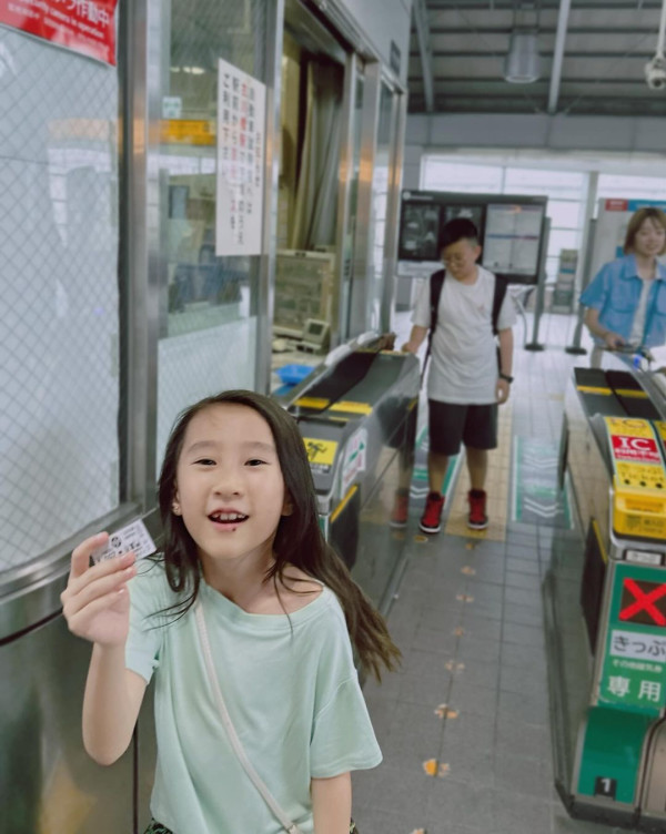 前TVB女星半裸上陣浸溫泉曬香肩 離巢大解放！罕曬出浴照僅泡泡遮胸 