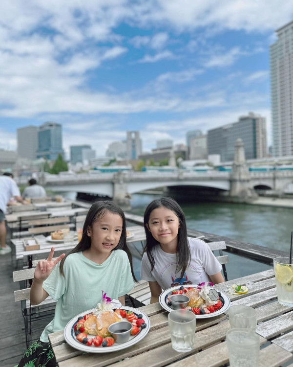 前TVB女星半裸上陣浸溫泉曬香肩 離巢大解放！罕曬出浴照僅泡泡遮胸 