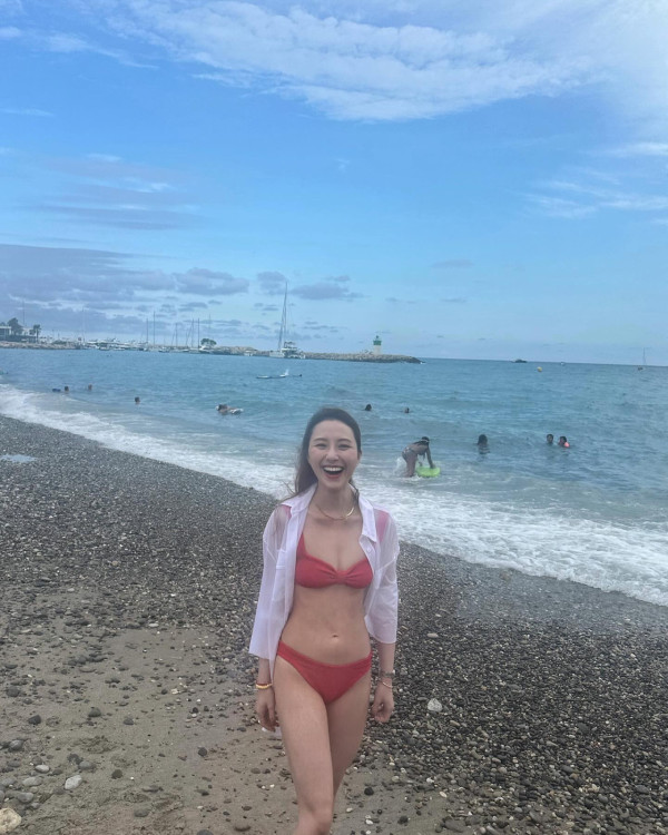 何超雲罕曬「未婚夫視角」比堅尼相