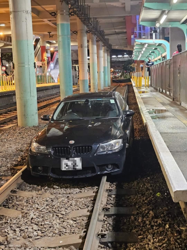 屯門私家車走入輕鐵路軌