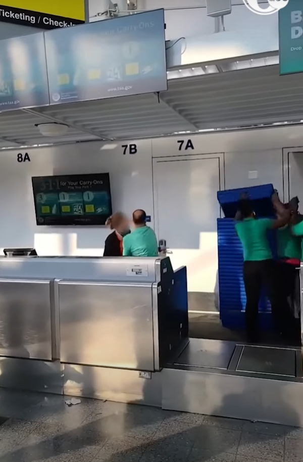 暴力女一事被拒絕登機 失控擲電腦螢幕大罵！結局惹公憤 