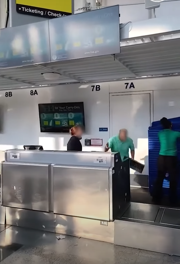 暴力女一事被拒絕登機 失控擲電腦螢幕大罵！結局惹公憤 