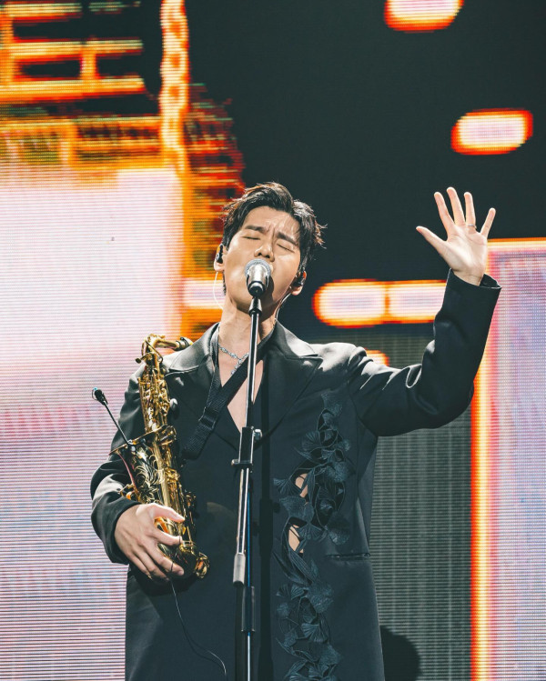 雙子座男生10大性格特質:分析雙子男喜歡你的行為、愛情攻略、優缺點(圖片來源:Instagram@saxyphil)