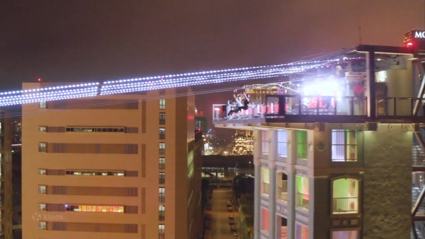 澳門飛索門票快閃買1送1優惠！世界首個沉浸式城市高空滑索 人均4起高空飛行睇城市景色 