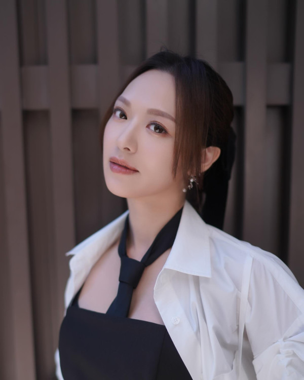 TVB小花遊東京哈利波特影城 巫師長袍擋不住白滑美腿 獲網友封「美魔女」 