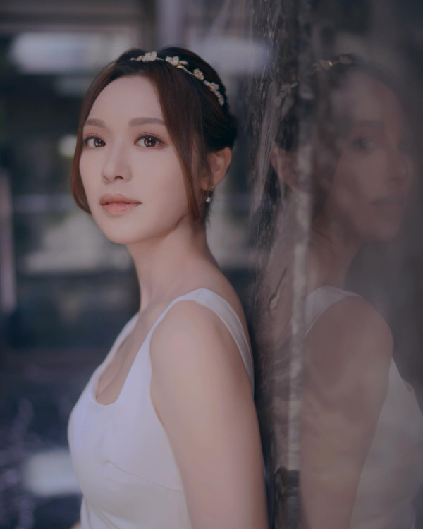 TVB小花遊東京哈利波特影城 巫師長袍擋不住白滑美腿 獲網友封「美魔女」 