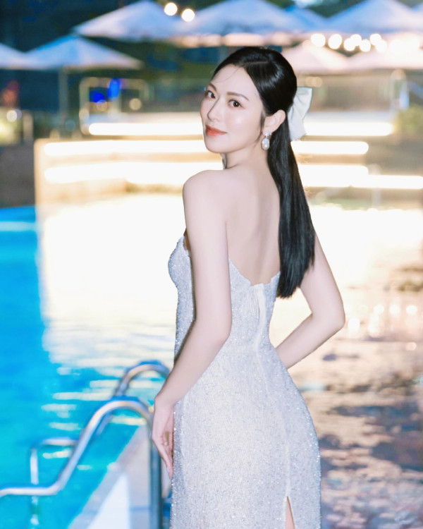 TVB小花遊東京哈利波特影城 巫師長袍擋不住白滑美腿 獲網友封「美魔女」 