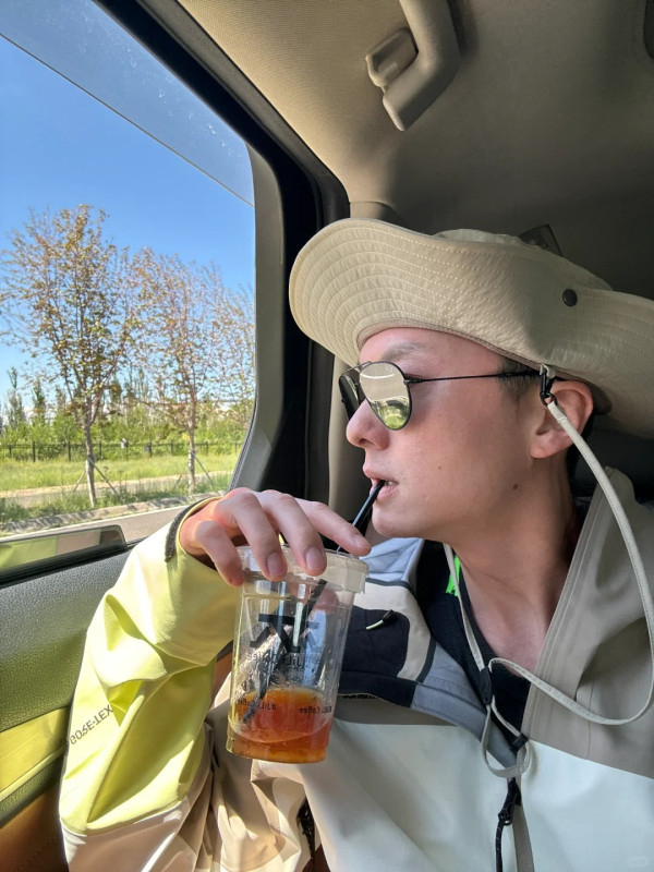 向佐繼續發展女裝經濟 帶貨賣出過千萬 網民：求老婆心理陰影面積 