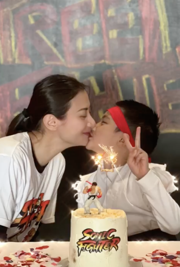 黃依汶趁暑假送8歲仔去深圳軍訓 忙裡偷閒與陳國坤飛峇里慶祝結婚10周年 