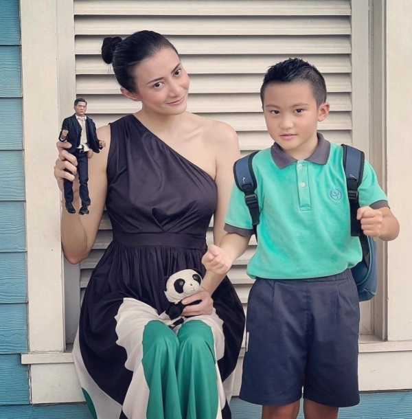 黃依汶趁暑假送8歲仔去深圳軍訓 忙裡偷閒與陳國坤飛峇里慶祝結婚10周年 