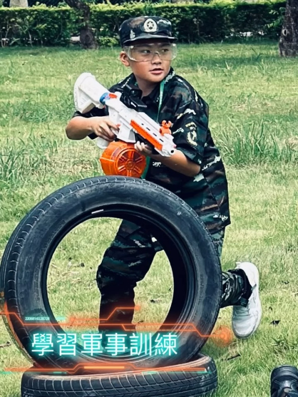 黃依汶趁暑假送8歲仔去深圳軍訓 忙裡偷閒與陳國坤飛峇里慶祝結婚10周年 