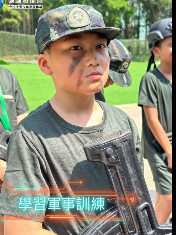 黃依汶趁暑假送8歲仔去深圳軍訓 忙裡偷閒與陳國坤飛峇里慶祝結婚10周年 