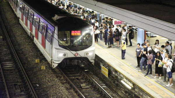 內地男誤坐港鐵頭等被職員查票「斷正」。