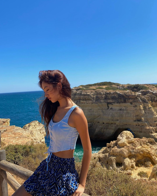 戴祖儀越南登台性感大解放！低胸晚裝谷盡事業線！引吳若希留言：好勇 