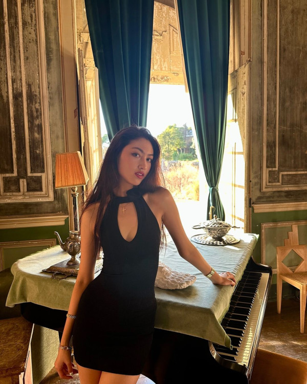 戴祖儀越南登台性感大解放！低胸晚裝谷盡事業線！引吳若希留言：好勇 