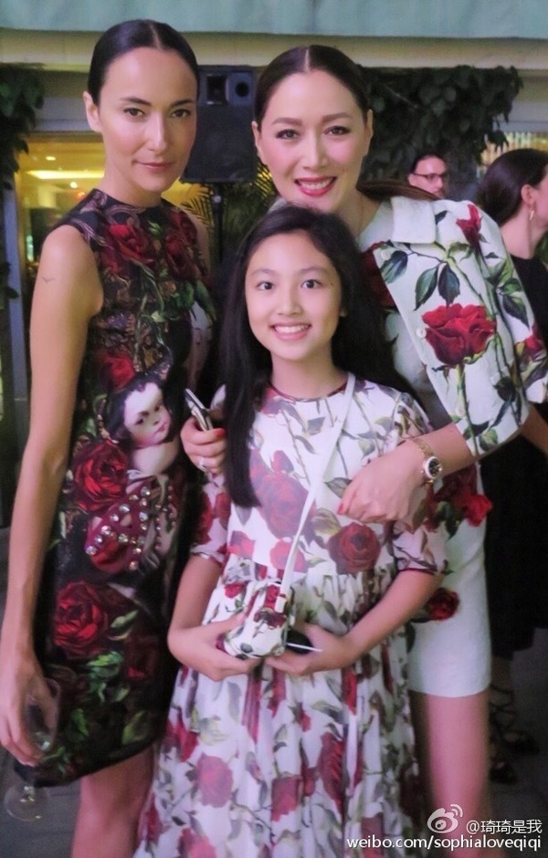 戴祖儀越南登台性感大解放！低胸晚裝谷盡事業線！引吳若希留言：好勇 