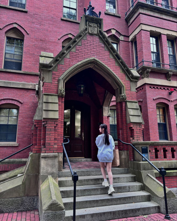 聲夢小花放棄美國升學照去旅行 狂甫當地打卡照曬香肩小蠻腰