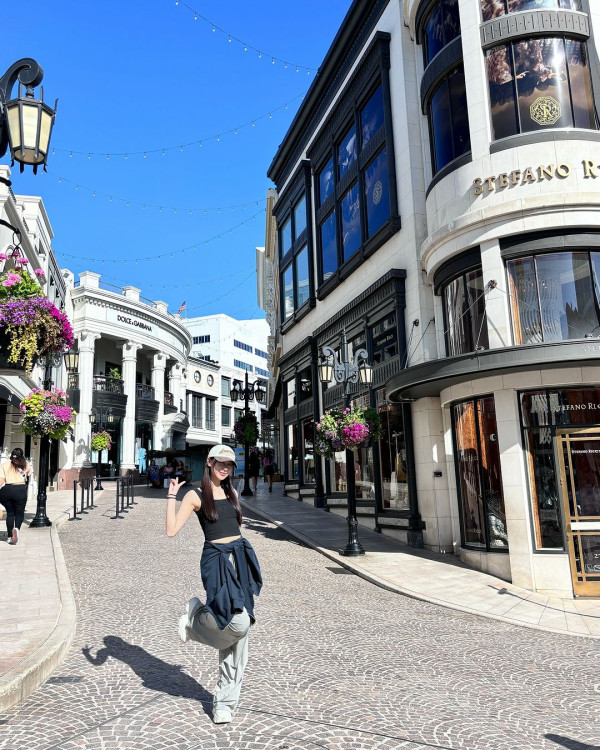 聲夢小花放棄美國升學照去旅行 狂甫當地打卡照曬香肩小蠻腰