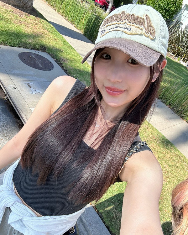 聲夢小花放棄美國升學照去旅行 狂甫當地打卡照曬香肩小蠻腰