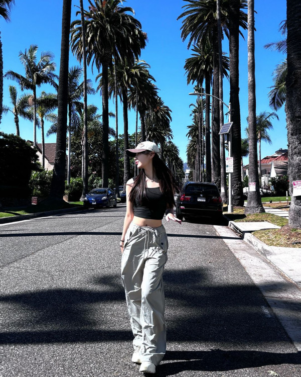 聲夢小花放棄美國升學照去旅行 狂甫當地打卡照曬香肩小蠻腰