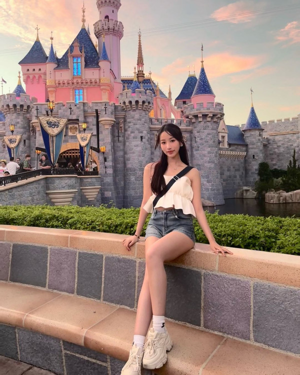 聲夢小花放棄美國升學照去旅行 狂甫當地打卡照曬香肩小蠻腰