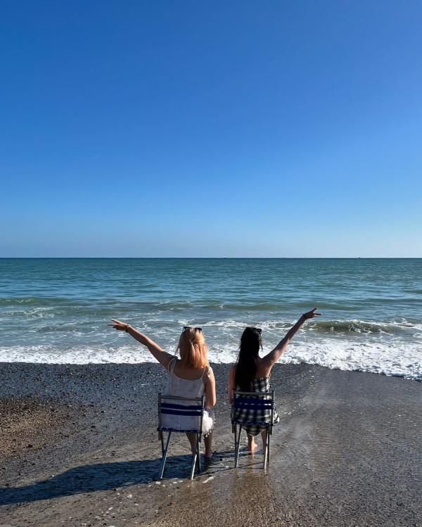 聲夢小花放棄美國升學照去旅行 狂甫當地打卡照曬香肩小蠻腰