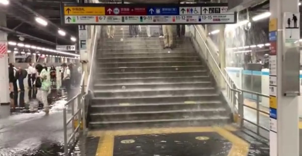 多圖！日本關西暴雨成災多處成水舞間！京都街道現坑渠噴泉 