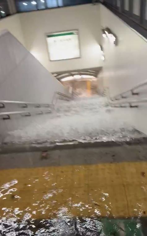 多圖！日本關西暴雨成災多處成水舞間！京都街道現坑渠噴泉 