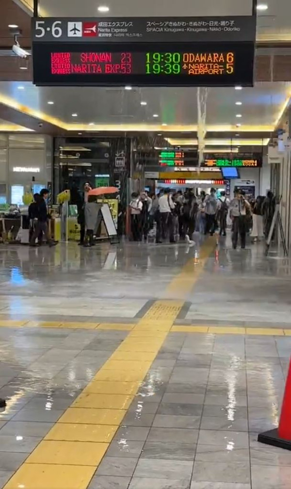 多圖！日本關西暴雨成災多處成水舞間！京都街道現坑渠噴泉 