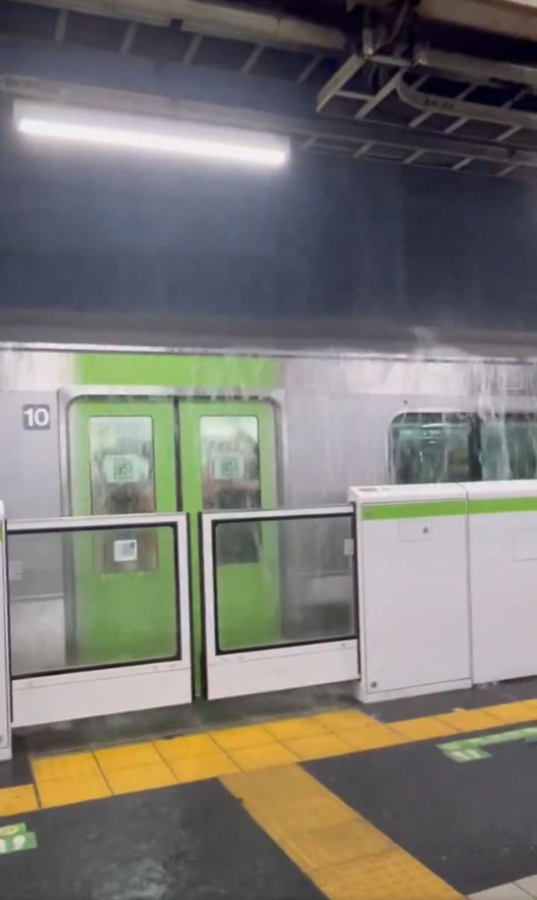 多圖！日本關西暴雨成災多處成水舞間！京都街道現坑渠噴泉 