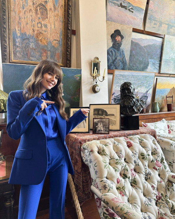 《Emily in Paris》第四季造型盤點｜4大穿搭重點＝法式復仇風+高飽和色彩