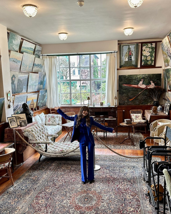 《Emily in Paris》第四季造型盤點｜4大穿搭重點＝法式復仇風+高飽和色彩