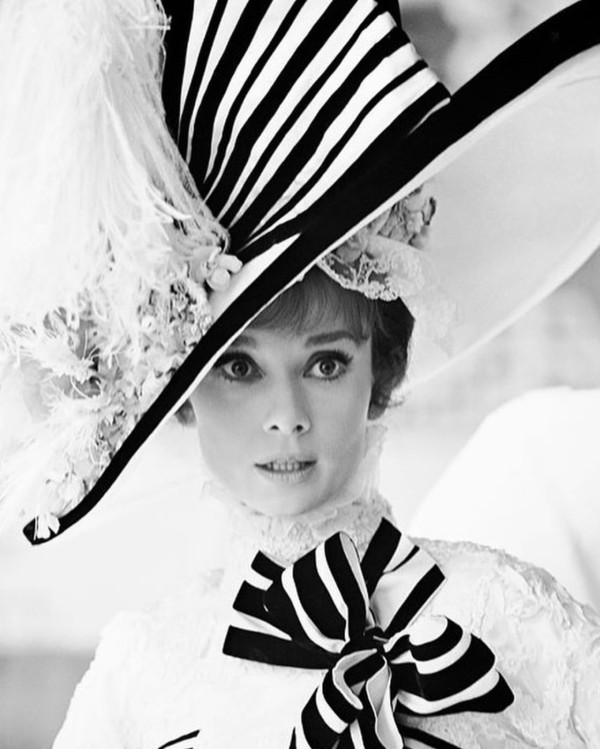 《Emily in Paris》第四季造型盤點｜4大穿搭重點＝法式復仇風+高飽和色彩