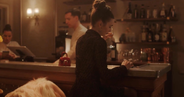 《Emily in Paris》第四季造型盤點｜4大穿搭重點＝法式復仇風+高飽和色彩