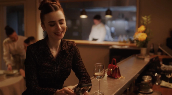 《Emily in Paris》第四季造型盤點｜4大穿搭重點＝法式復仇風+高飽和色彩