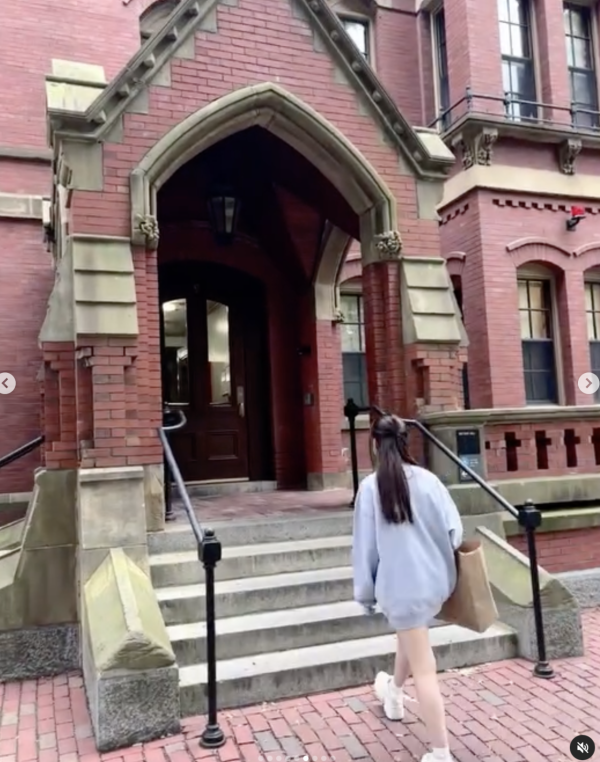 聲夢小花放棄美國升學照去旅行 狂甫當地打卡照曬香肩小蠻腰