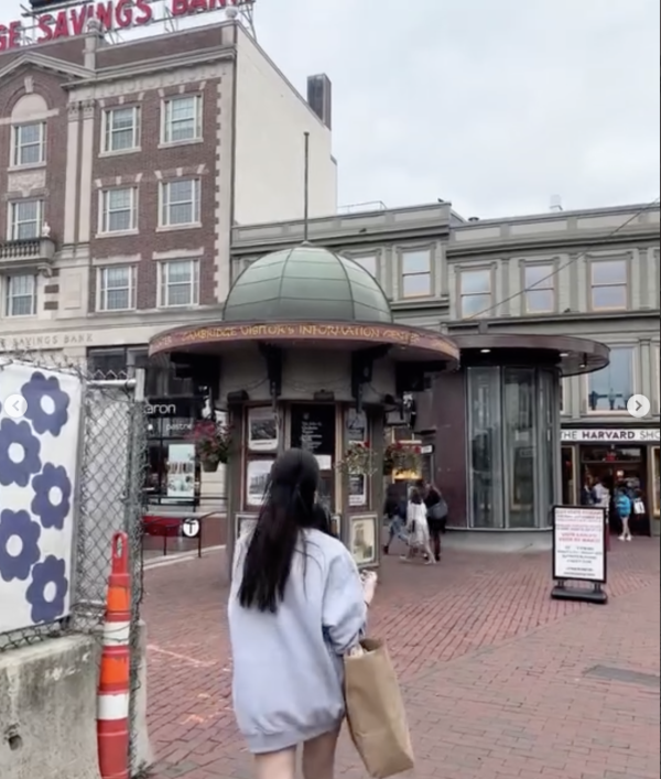 聲夢小花放棄美國升學照去旅行 狂甫當地打卡照曬香肩小蠻腰