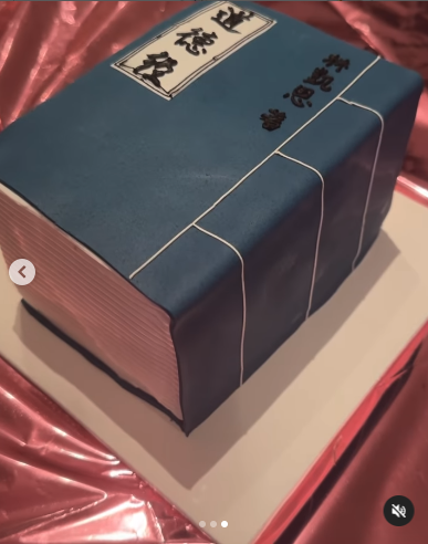 愛回家林凱恩希臘旅遊低胸大露背!疑真空上陣獲讚「小酥胸」!