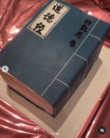 愛回家林凱恩希臘旅遊低胸大露背!疑真空上陣獲讚「小酥胸」!