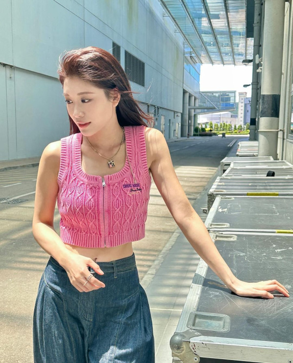 愛回家林凱恩希臘旅遊低胸大露背!疑真空上陣獲讚「小酥胸」!